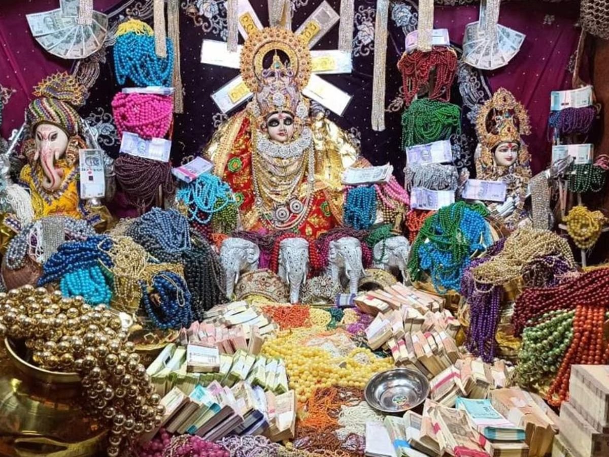 MahaLaxmi Temple Ratlam: एक ऐसा मंदिर जहां प्रसाद में भक्तों को दिए जाते हैं सोने – चांदी के सिक्के या आभूषण!