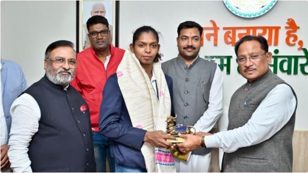 CM Sai met player Sanju Devi: सीएम साय ने की खिलाड़ी संजू देवी से मुलाकात
