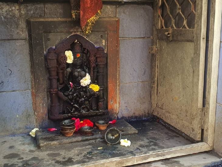 Maa Saraswati Temple Mp: ऐसा मंदिर जहां माता का स्याही से किया जाता है अभिषेक!