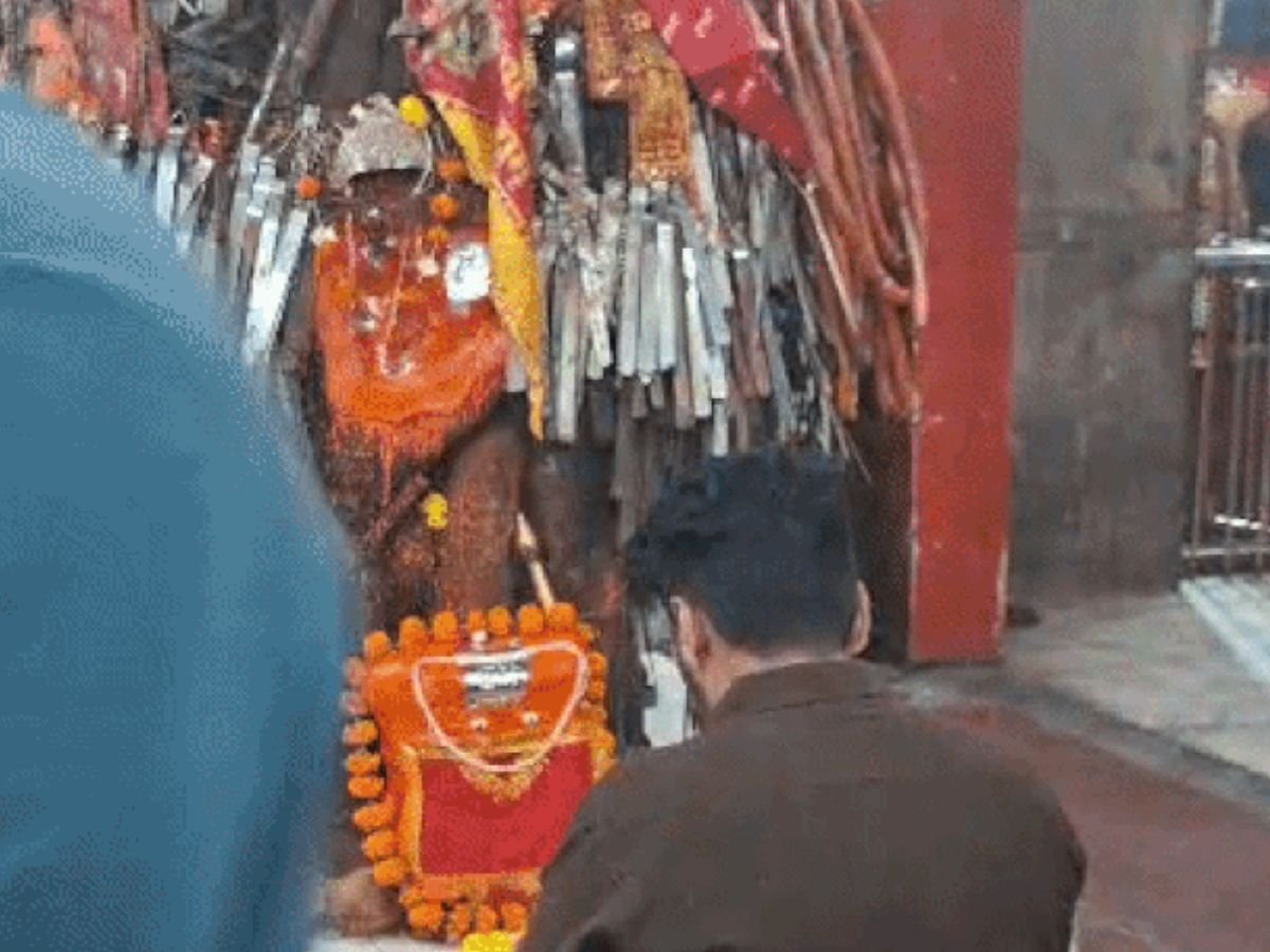 Bhopal Hanuman Temple: ऐसा हनुमान मंदिर जहां चढ़ाया जाता है चिमटा!