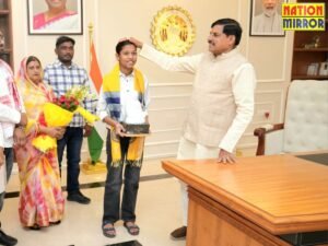 CM डॉ मोहन ने 1 लाख की राशि से किया सम्मानित